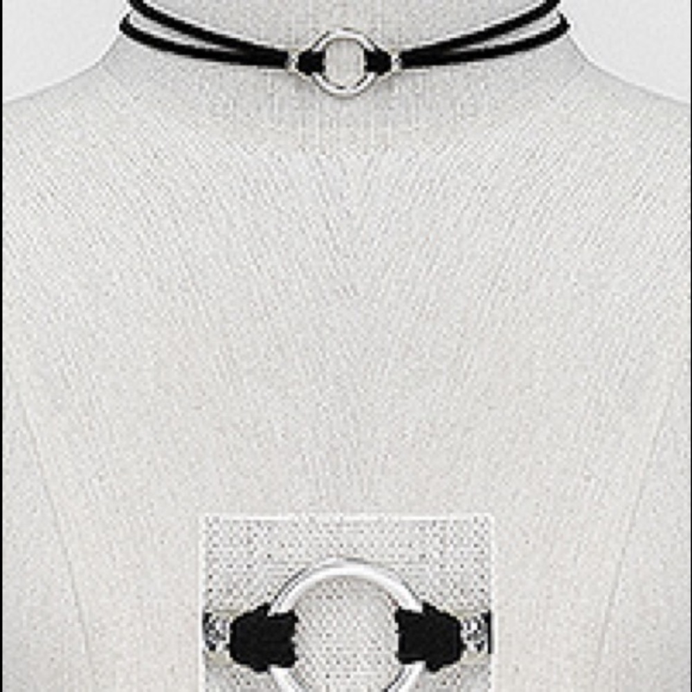 Black trending choker